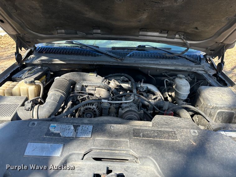 image for item DR6079 2004 GMC Sierra 3500  flatbed pickup truck