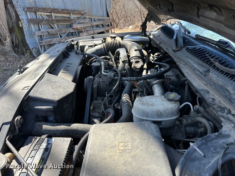 image for item DR6079 2004 GMC Sierra 3500  flatbed pickup truck