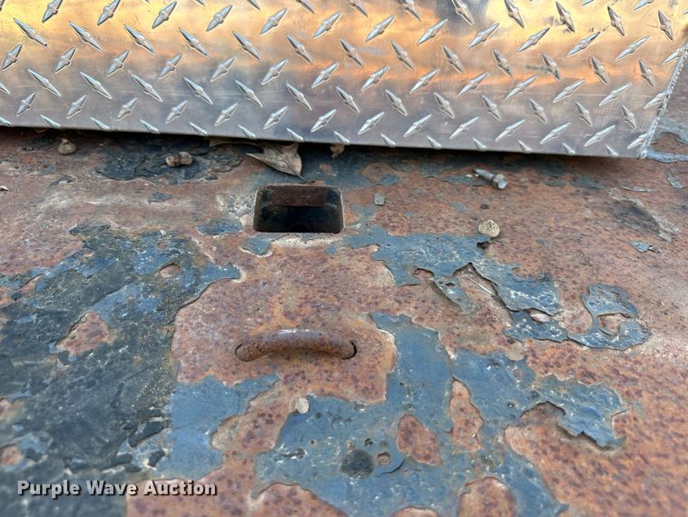 image for item DR6079 2004 GMC Sierra 3500  flatbed pickup truck