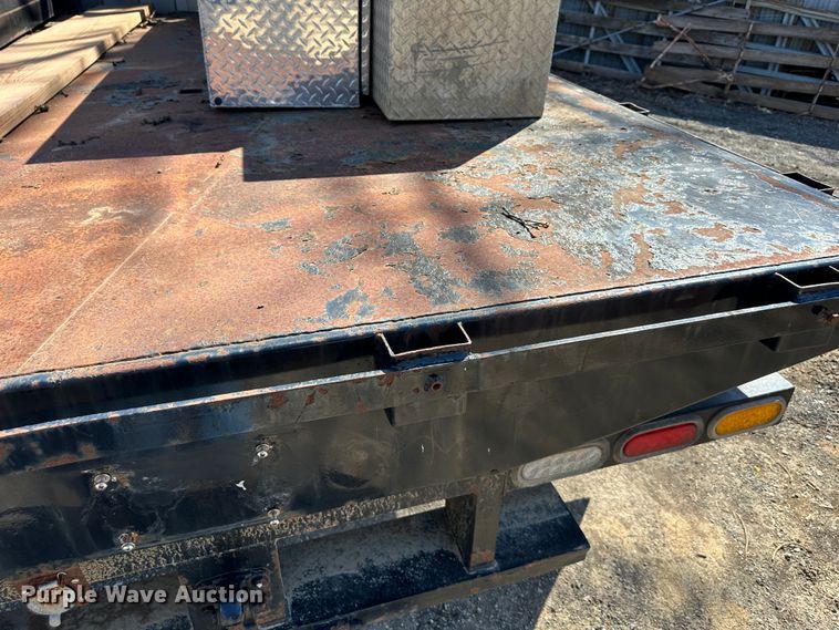 image for item DR6079 2004 GMC Sierra 3500  flatbed pickup truck