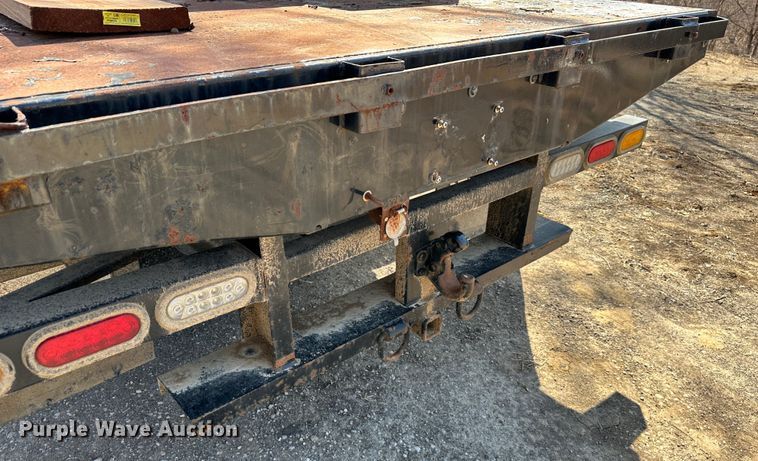 image for item DR6079 2004 GMC Sierra 3500  flatbed pickup truck