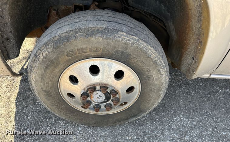 image for item DR6079 2004 GMC Sierra 3500  flatbed pickup truck