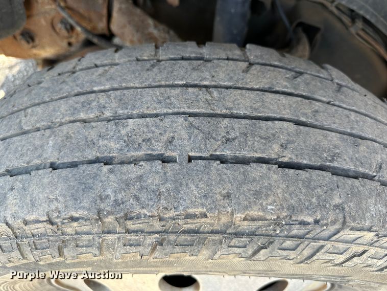 image for item DR6079 2004 GMC Sierra 3500  flatbed pickup truck