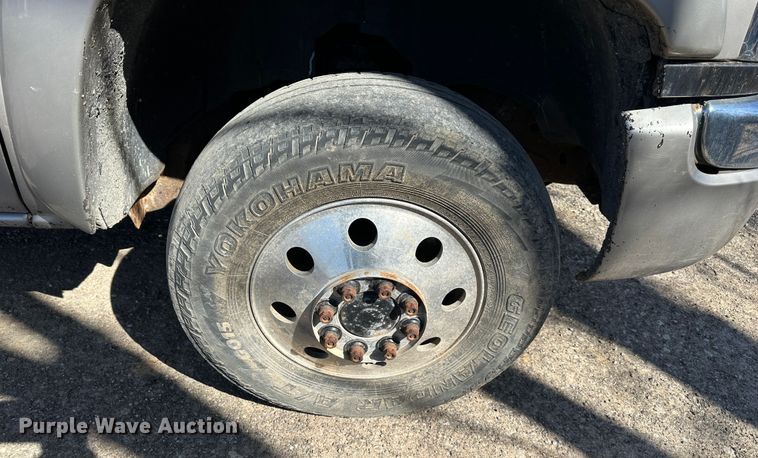 image for item DR6079 2004 GMC Sierra 3500  flatbed pickup truck