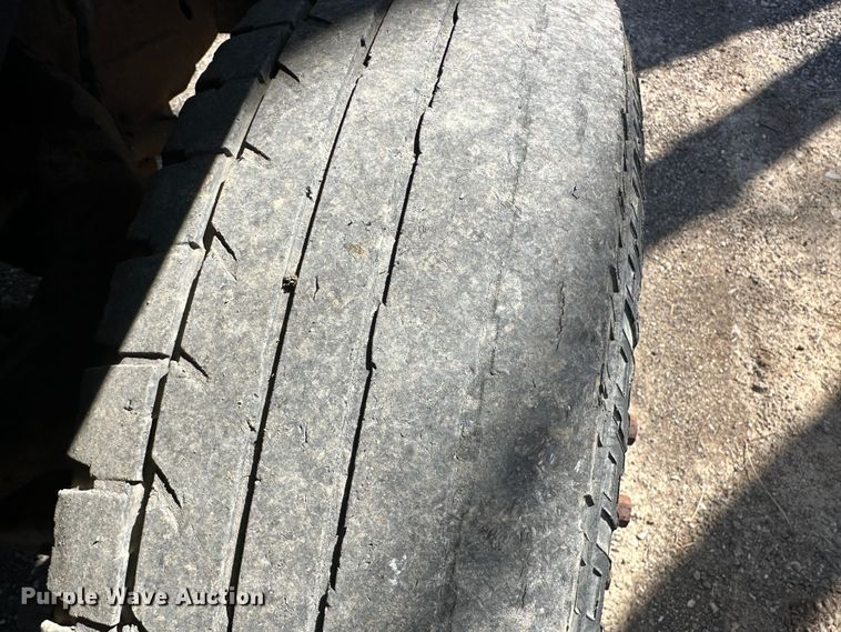 image for item DR6079 2004 GMC Sierra 3500  flatbed pickup truck