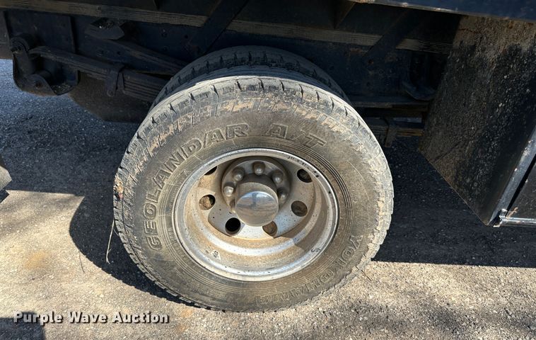 image for item DR6079 2004 GMC Sierra 3500  flatbed pickup truck