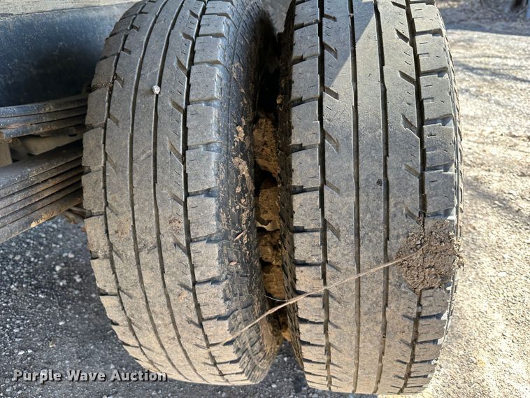 image for item DR6079 2004 GMC Sierra 3500  flatbed pickup truck