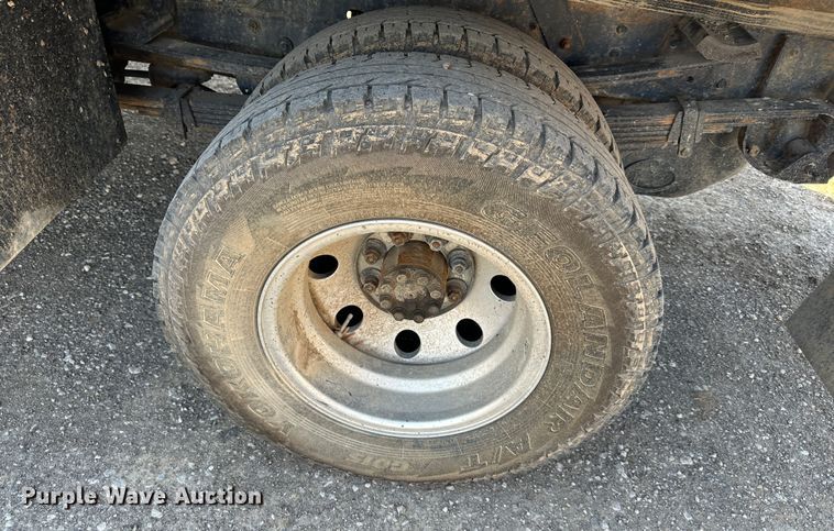 image for item DR6079 2004 GMC Sierra 3500  flatbed pickup truck