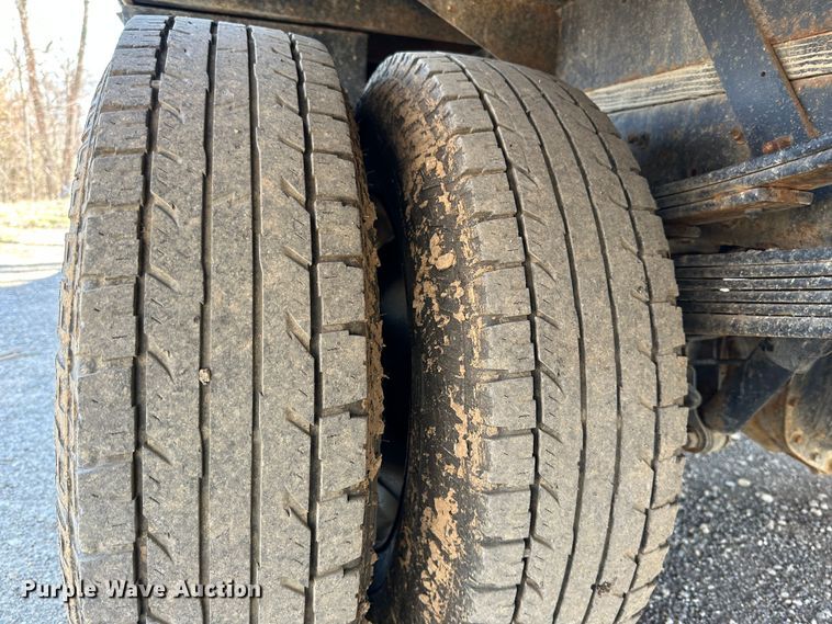 image for item DR6079 2004 GMC Sierra 3500  flatbed pickup truck