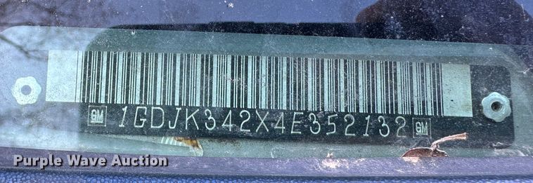 image for item DR6079 2004 GMC Sierra 3500  flatbed pickup truck