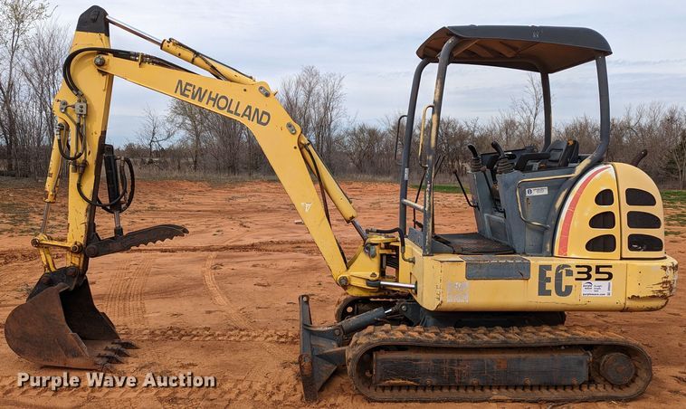 image for item DR6834 2001 New Holland EC35  mini excavator