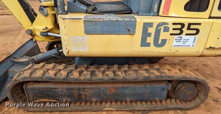 image for item DR6834 2001 New Holland EC35  mini excavator