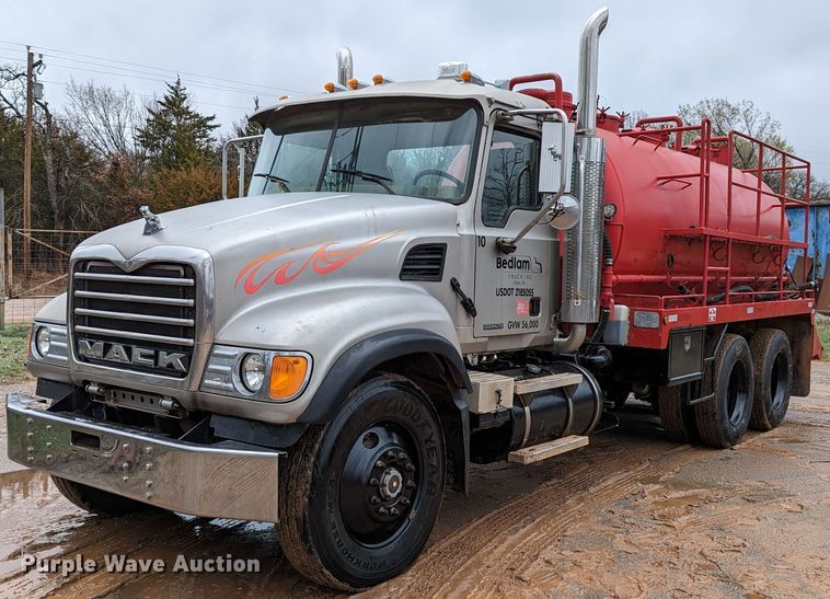 image for item DR6843 2004 Mack Granite CV713  vacuum truck