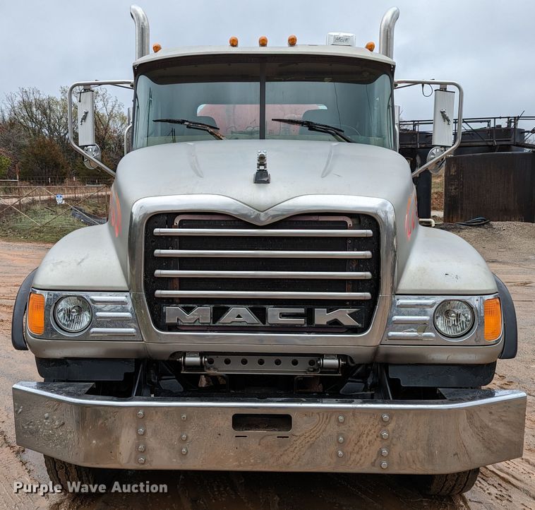 image for item DR6843 2004 Mack Granite CV713  vacuum truck