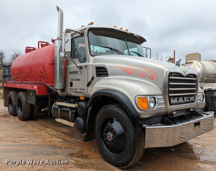 image for item DR6843 2004 Mack Granite CV713  vacuum truck