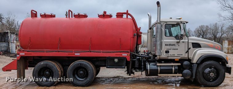 image for item DR6843 2004 Mack Granite CV713  vacuum truck