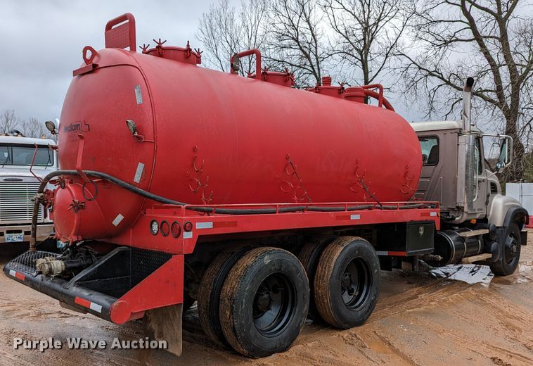 image for item DR6843 2004 Mack Granite CV713  vacuum truck