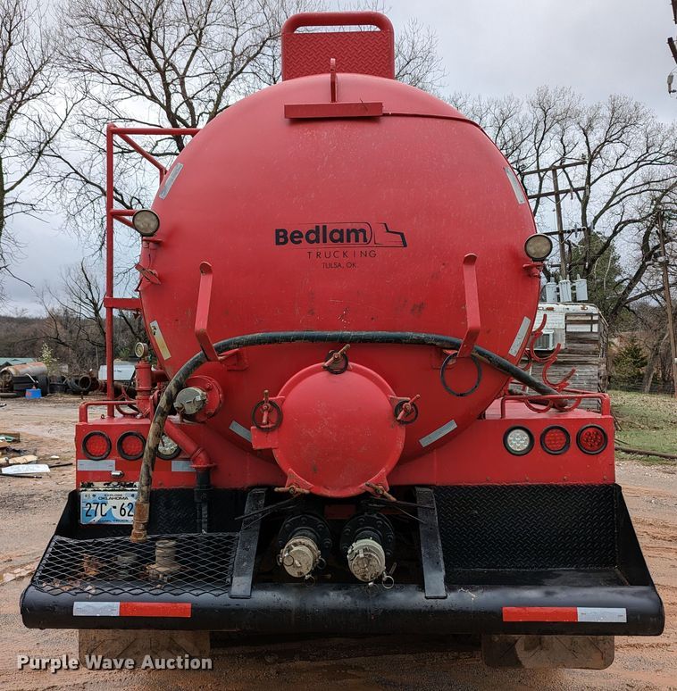 image for item DR6843 2004 Mack Granite CV713  vacuum truck