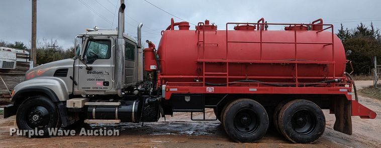 image for item DR6843 2004 Mack Granite CV713  vacuum truck