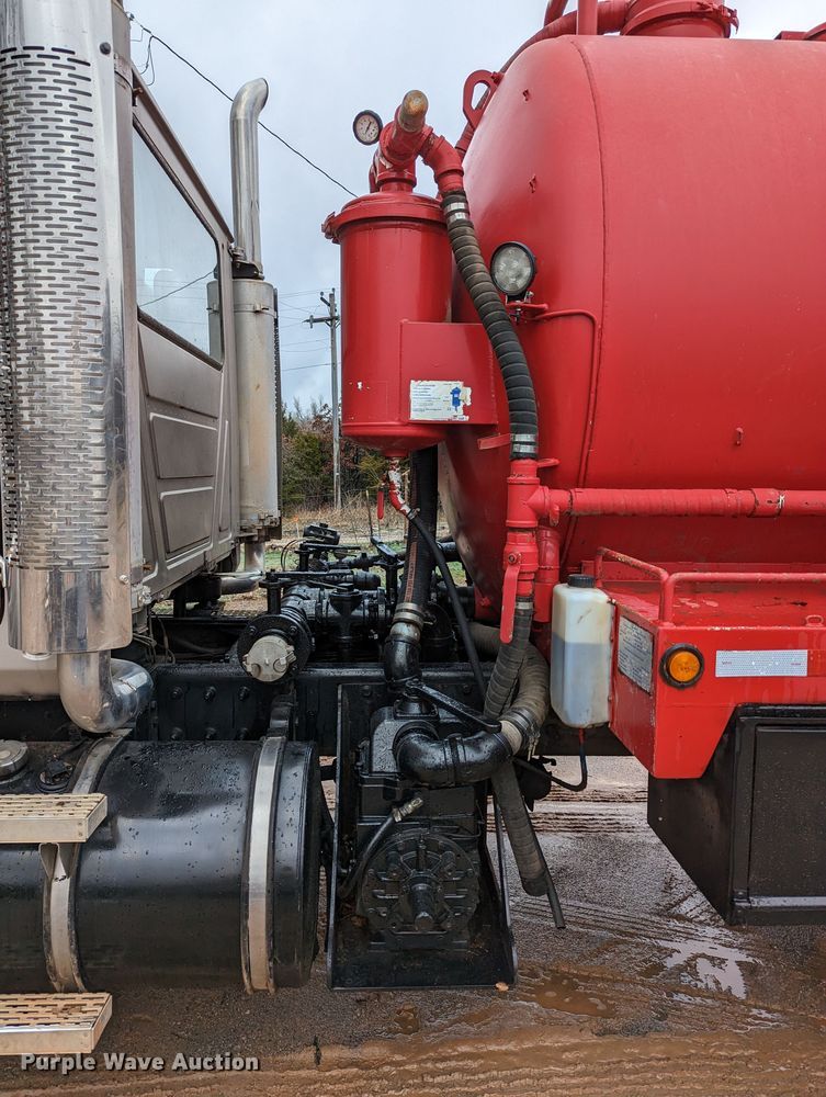 image for item DR6843 2004 Mack Granite CV713  vacuum truck