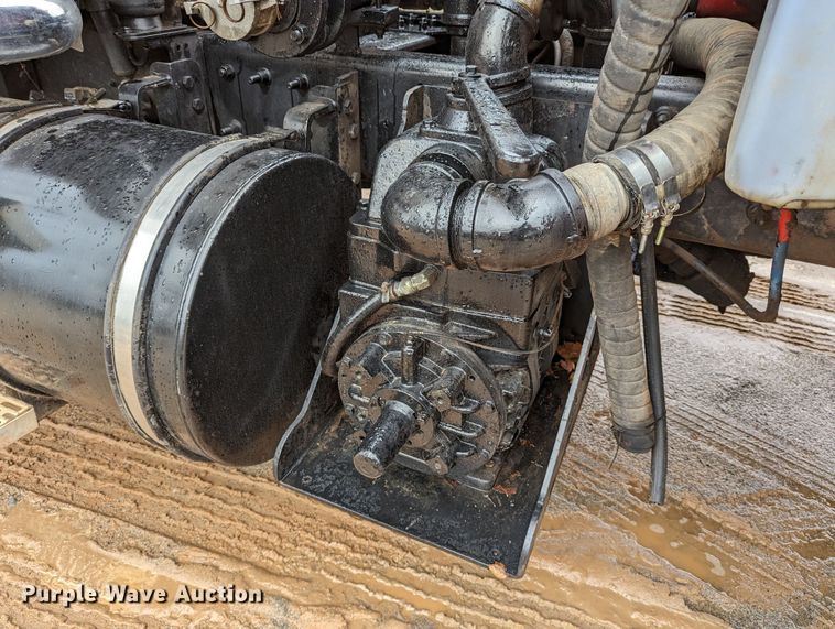 image for item DR6843 2004 Mack Granite CV713  vacuum truck