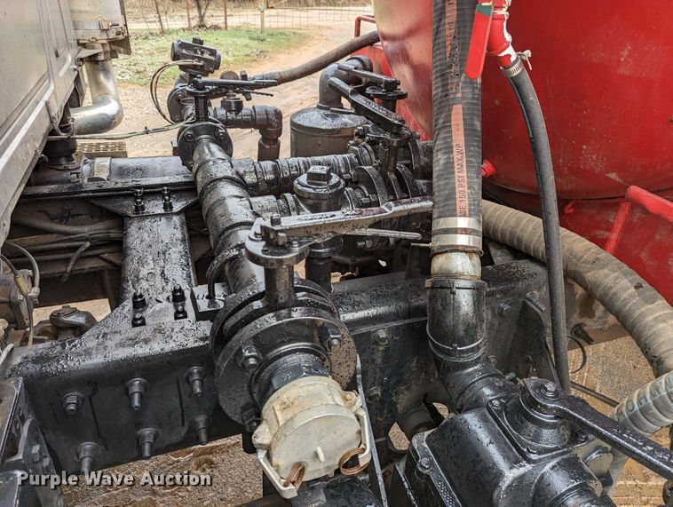 image for item DR6843 2004 Mack Granite CV713  vacuum truck