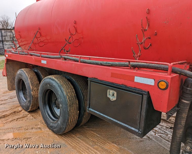 image for item DR6843 2004 Mack Granite CV713  vacuum truck