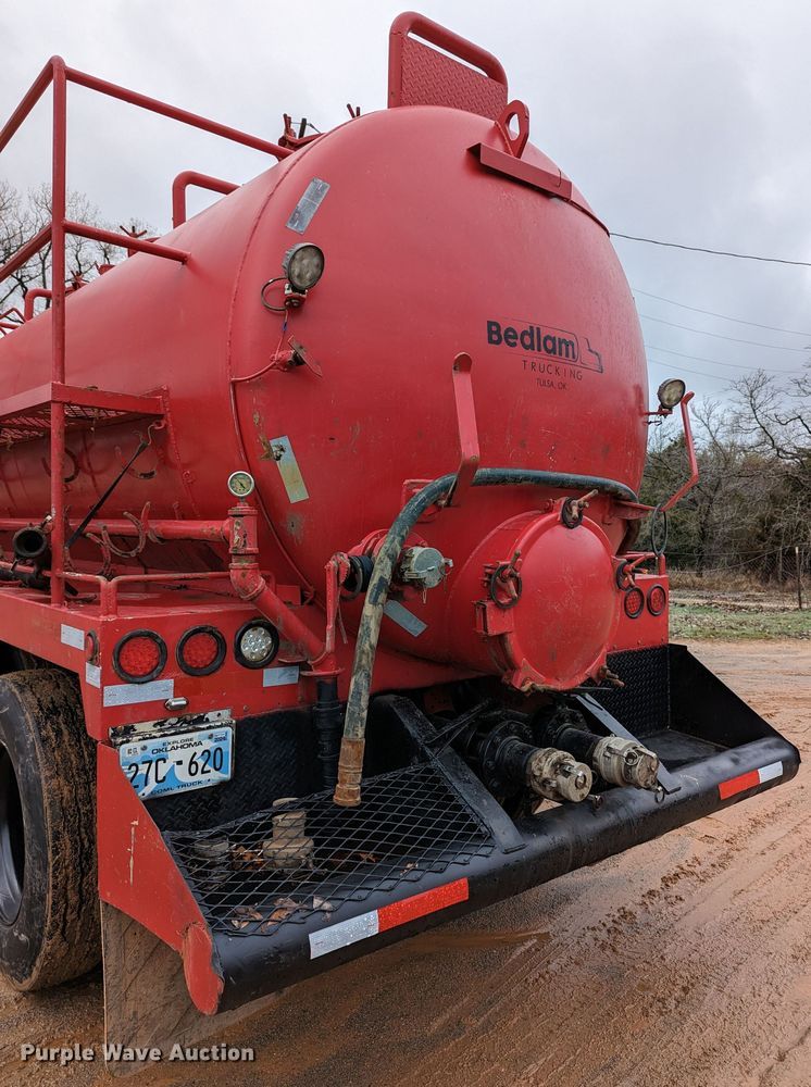 image for item DR6843 2004 Mack Granite CV713  vacuum truck