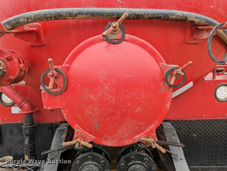 image for item DR6843 2004 Mack Granite CV713  vacuum truck