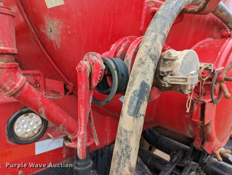 image for item DR6843 2004 Mack Granite CV713  vacuum truck