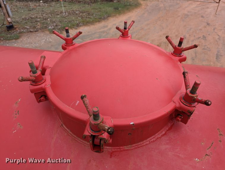 image for item DR6843 2004 Mack Granite CV713  vacuum truck