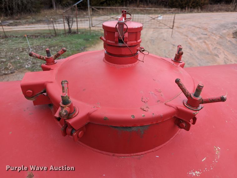 image for item DR6843 2004 Mack Granite CV713  vacuum truck