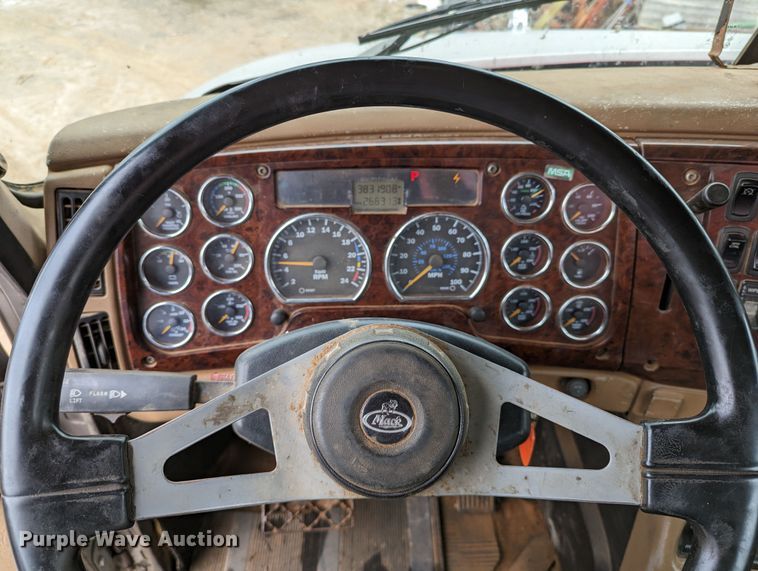 image for item DR6843 2004 Mack Granite CV713  vacuum truck