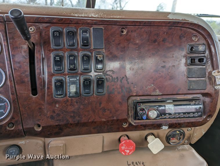 image for item DR6843 2004 Mack Granite CV713  vacuum truck