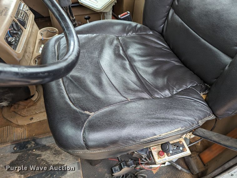 image for item DR6843 2004 Mack Granite CV713  vacuum truck