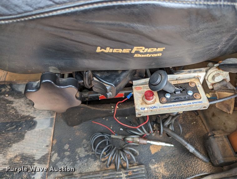 image for item DR6843 2004 Mack Granite CV713  vacuum truck