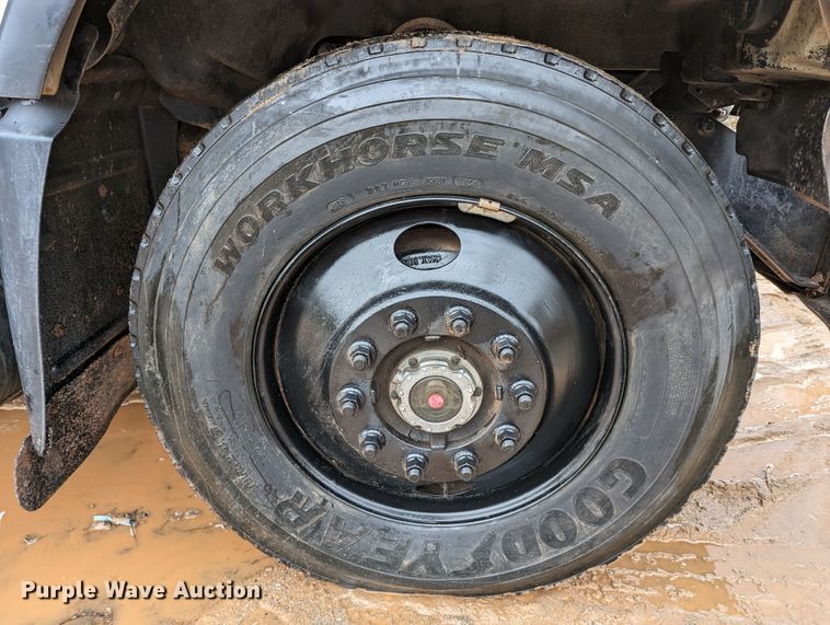 image for item DR6843 2004 Mack Granite CV713  vacuum truck