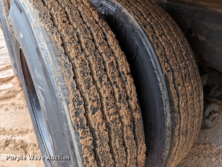 image for item DR6843 2004 Mack Granite CV713  vacuum truck