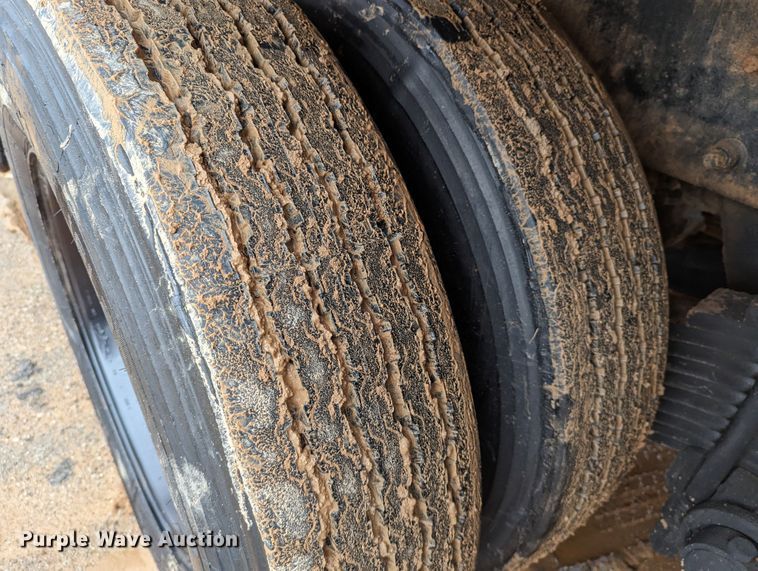 image for item DR6843 2004 Mack Granite CV713  vacuum truck