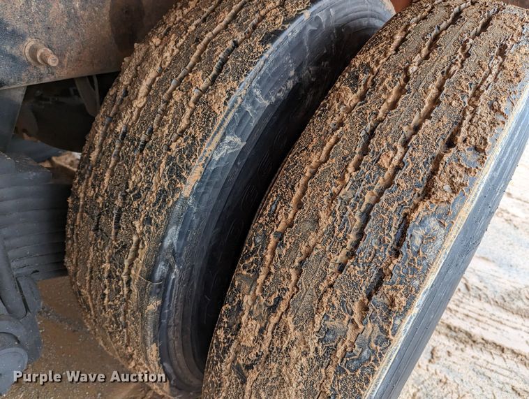 image for item DR6843 2004 Mack Granite CV713  vacuum truck