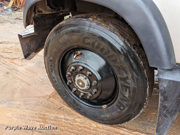 image for item DR6843 2004 Mack Granite CV713  vacuum truck