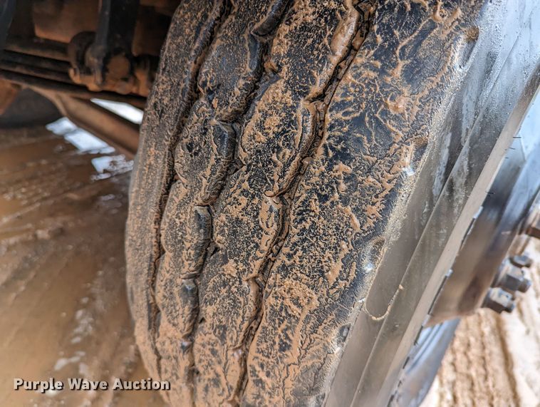 image for item DR6843 2004 Mack Granite CV713  vacuum truck