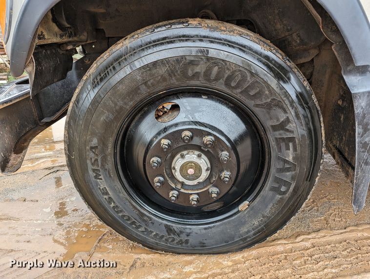 image for item DR6843 2004 Mack Granite CV713  vacuum truck