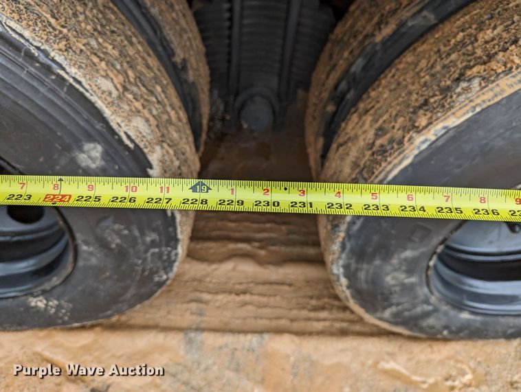 image for item DR6843 2004 Mack Granite CV713  vacuum truck