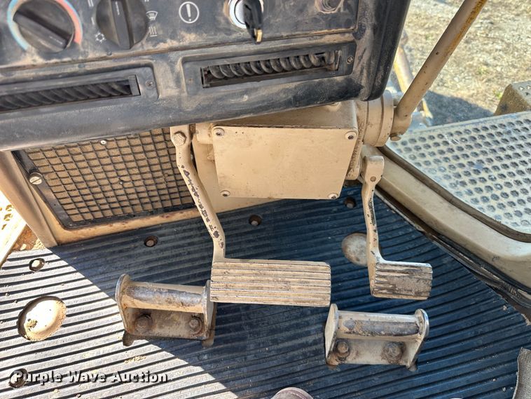 image for item DR7468 1998 Caterpillar D7R  dozer