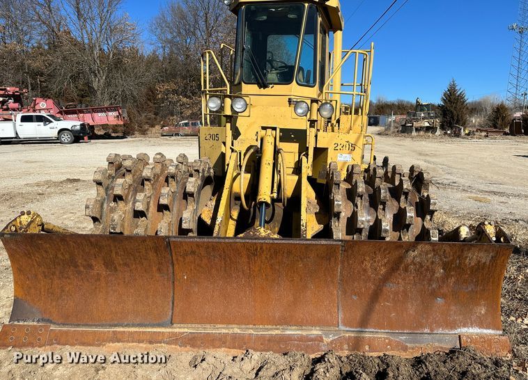 image for item DR7470 1992 Caterpillar 815B  landfill compactor