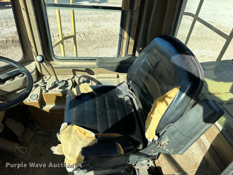 image for item DR7470 1992 Caterpillar 815B  landfill compactor