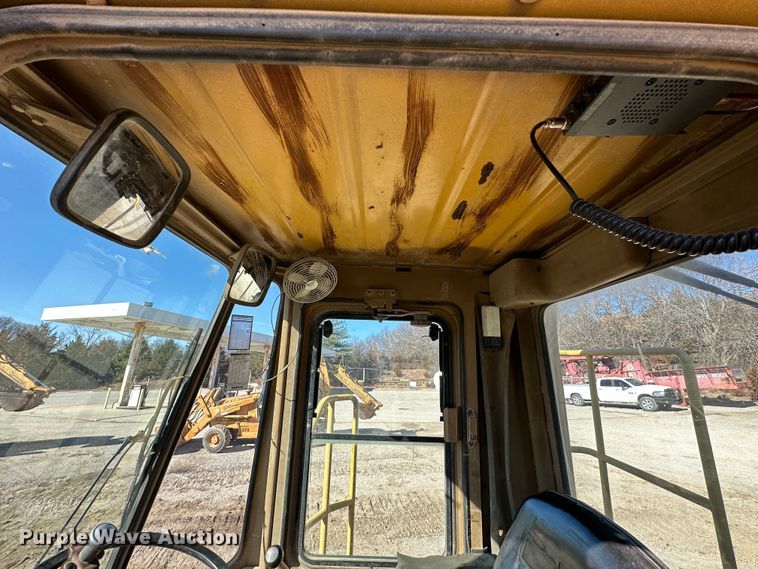 image for item DR7470 1992 Caterpillar 815B  landfill compactor