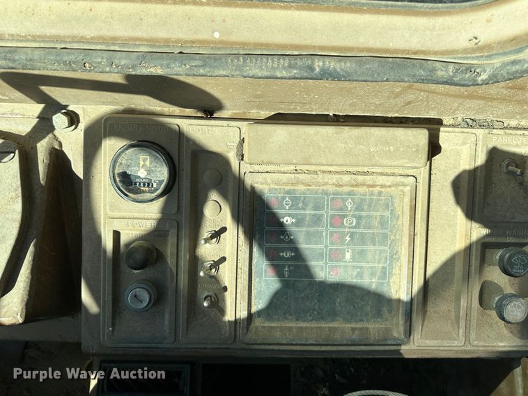 image for item DR7470 1992 Caterpillar 815B  landfill compactor