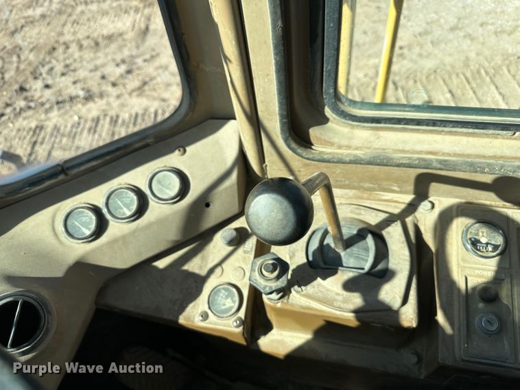 image for item DR7470 1992 Caterpillar 815B  landfill compactor